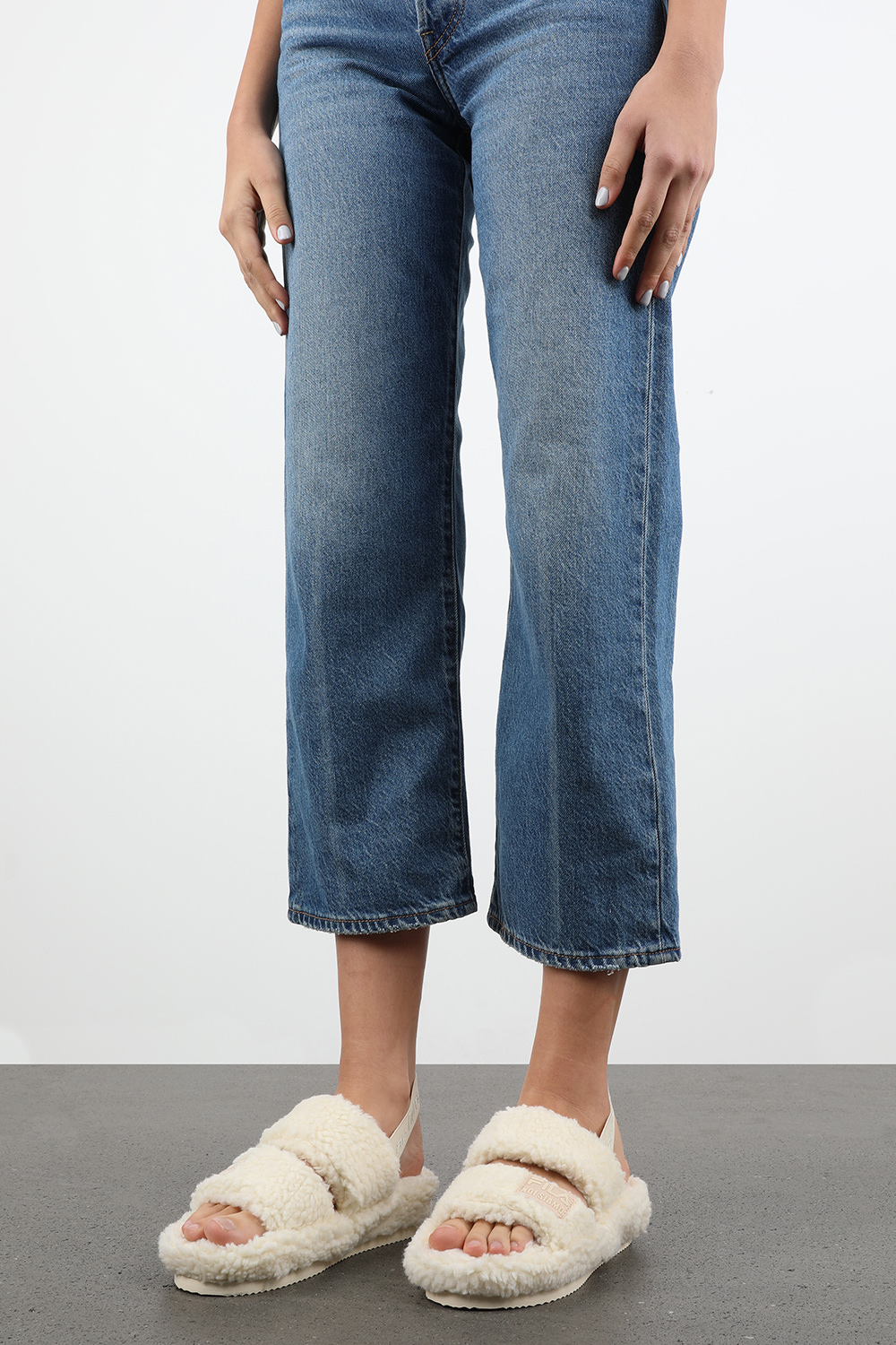 תמונת כל הלוק של סנדלים דמוי פרווה בגוון לבן